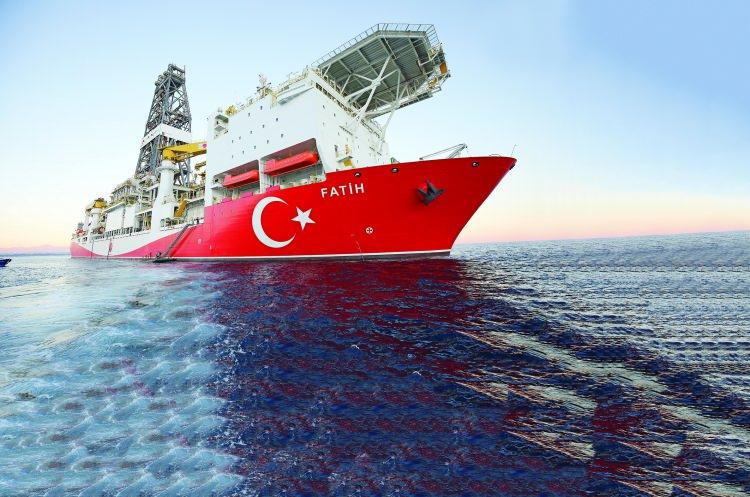 <p>KARADENİZ’DE YENİ MÜJDE AN MESELESİ<br />
Sadece Akdeniz’de değil Karadeniz’de de yeni müjdeler an meselesi. Fatih sondaj gemisi Karadeniz’deki Çaycuma-1’de kuyu sondaj derinliğine ulaştı.</p>