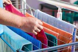 <p><span style="color:#000080"><strong>Uzm. Dr. Işık, pencerelerin kısıtlı sürelerde açıldığı soğuk havalarda çamaşırların odalarda kurutulması, bina yalıtımının yeterli olmaması, banyo yapıldıktan sonra zeminin kurutulmaması gibi durumlarda nem oranının yükseldiğini ifade etti.</strong></span></p>