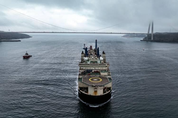 <p>Karadeniz'deki 540 milyar metreküplük doğal gazı taşıyacak boruları derin deniz tabanına yerleştirmek için aylar önce Zonguldak’a gitmişti. Aylar sonra dönüş yaparak İstanbul Boğazı'ndan geçen 325 metre boyundaki 'Castorone' adlı gemi dron ile havadan görüntülendi.</p>
