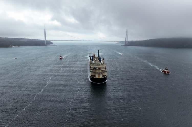 <p><strong>GENİŞ GÜVENLİK ÖNLEMLERİ ALTINDA GEÇTİ</strong></p>

<p> </p>

<p>Karadeniz'de bulunan doğal gazı karaya ulaştırmak için çalışmaları gerçekleştiren "Castorone" isimli dev gemi İstanbul boğazından geçti. Gemi geçişi sırasında boğaz trafiğe kapatılırken havadan çekilen görüntülerde geminin devasa boyutu gözler önüne serildi. </p>
