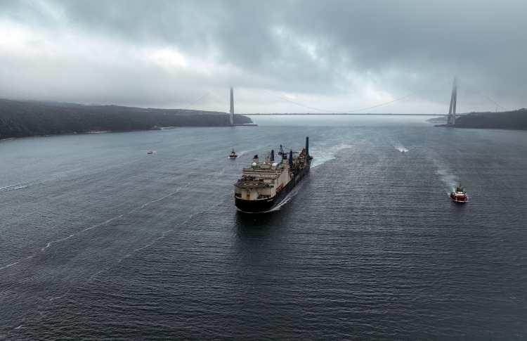 <p><strong>KILAVUZ GEMİLER EŞLİK ETTİ</strong></p>

<p> </p>

<p>İstanbul boğazından geçiş yapan "Castorone" adlı gemiye boğaz geçişi sırasında kıyı emniyetine bağlı gemilerde eşlik etti. Boğaz gemi geçişi sırasında trafiğe kapatıldı.</p>
