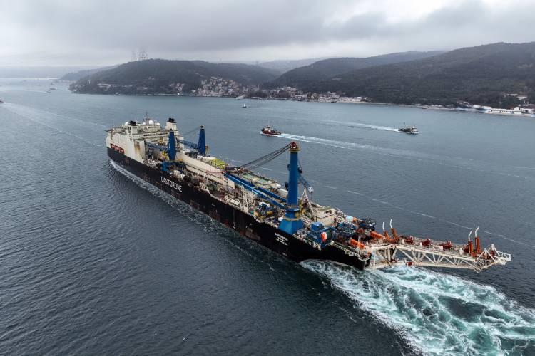 <p>Toplam 325 metre uzunluğunda, 39 metre genişliğinde ve 56 bin 529 groston ağırlığında gemi, İstanbul boğazına saat 13.00'da giriş yaptı.</p>
