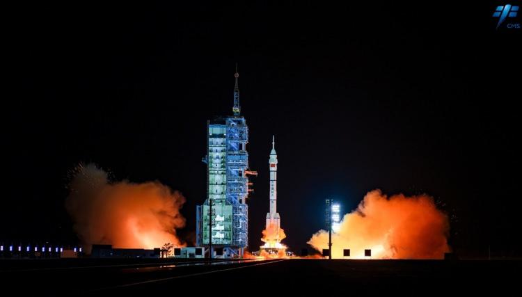 <p>Çin İnsanlı Uzay Programı Ajansından (CMSA) yapılan açıklamada, taykonotlar Fey Cunlong, Dıng Çingming ve Cang Lu'yu taşıyan Şıncou-15 uzay mekiğinin, uzay istasyonunun çekirdek modülüne kenetlendiği bildirildi.</p>
