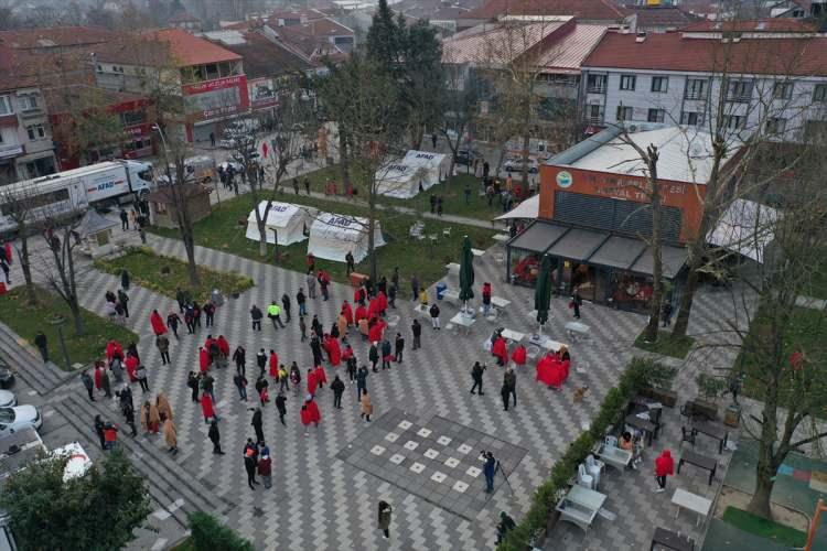 <p>Psikososyal destek çadırında ve sahalarda arkadaşlarımız, psikologlarımız, psikolojik danışmanlarımız, sosyal çalışmacı meslek personellerimiz ailelerle bireysel görüşmeler yapıyorlar. Gerekli görülen durumlarda nefes egzersizleriyle durum destekleniyor" diye konuştu.</p>