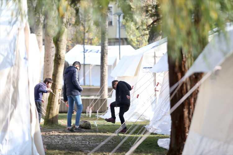 <p>&Ccedil;adırların tamamında 4 bin 24 depremzede ge&ccedil;ici barınma ihtiyacını karşılıyor.</p>
