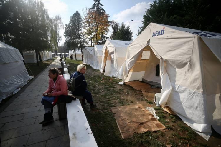 <p>Geceyi &ccedil;adırlarda ge&ccedil;iren depremzedelerin her t&uuml;rl&uuml; ihtiyacı, D&uuml;zce Valiliği, T&uuml;rk Kızılay, AFAD, polis, jandarma ve &ccedil;eşitli sivil toplum kuruluşlarınca sağlanıyor.</p>
