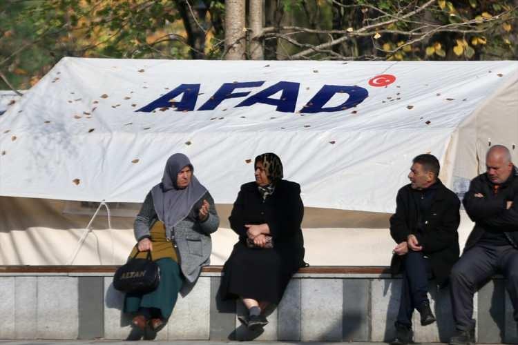 <p>D&uuml;zce merkezli 23 Kasım'daki 5,9 şiddetindeki deprem hissedildiği şehirlerde b&uuml;y&uuml;k paniğe yol a&ccedil;arken, <strong>devlet </strong>afetzedelerin yine yanıbaşında.</p>
