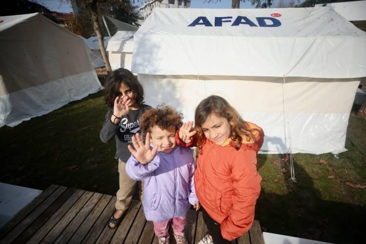<p>Kentte kurulan hasar ve zarar tespit ile psikososyal destek &ccedil;adırları da vatandaşlara bilgi almaları konusunda yardımcı oluyor. (AA)</p>

