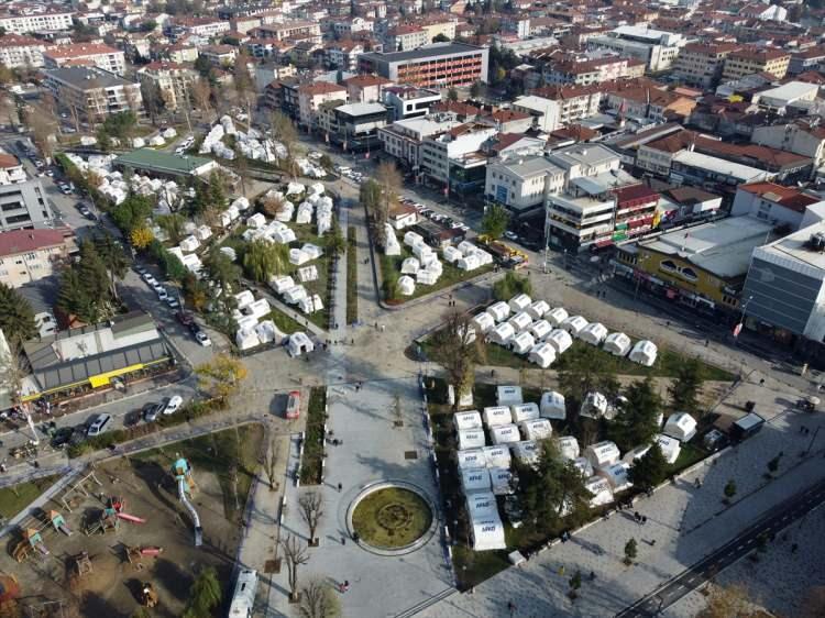 <p>AFAD tarafından depremin merkez &uuml;ss&uuml; G&ouml;lyaka'nın yanı sıra Cumayeri, &Ccedil;ilimli, G&uuml;m&uuml;şova ve Kaynaşlı il&ccedil;eleri ile kent merkezinde 21 farklı noktaya 2 binden fazla &ccedil;adır kuruldu.</p>

