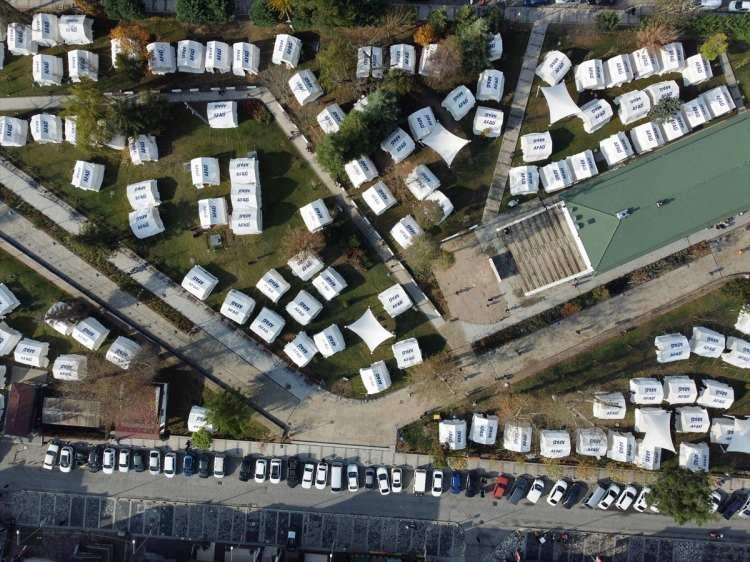 <p>Jandarma ve T&uuml;rk Kızılay ekipleri, depremzedelere yemek dağıtımını s&uuml;rd&uuml;r&uuml;yor.</p>
