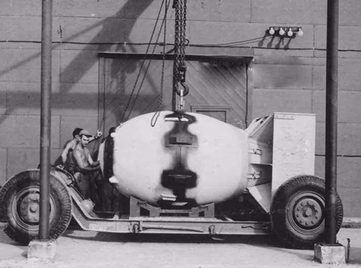 <p>Nagazaki'ye atılan atom bombası, içinden atılacağı uçağa taşınıyor. (1945)</p>