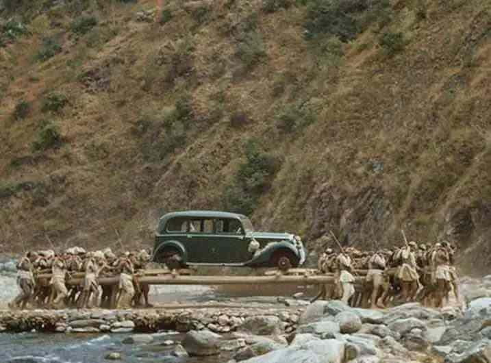 <p>Nepal'de bir Rolls Royce'un taşınması (1950)</p>
