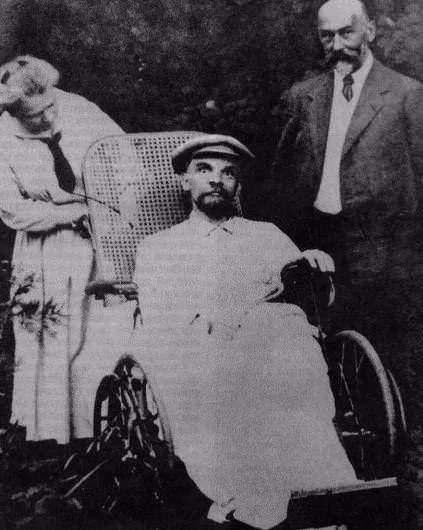 <p>Lenin'in hayattaki son fotoğrafı. (1923)</p>
