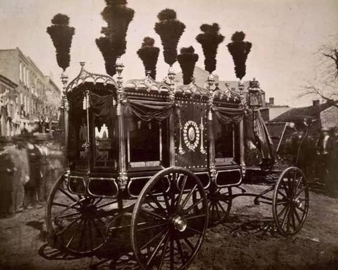 <p>Abraham Lincoln'ün cenaze arabası (1865)</p>