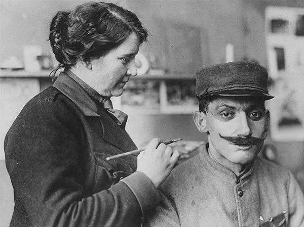 <p>Savaş sırasında yüzünden yaralanan askerlerin takıp kullanabileceği kişiye özel maskeler yapan Bayan Ladd,</p><p>1917.</p>