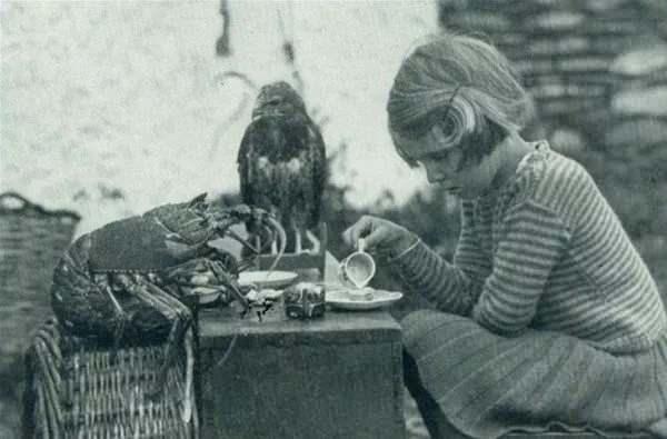 <p>1938'te atmaca ve ıstakoz ile oturan çocuk...</p>
<p> </p>