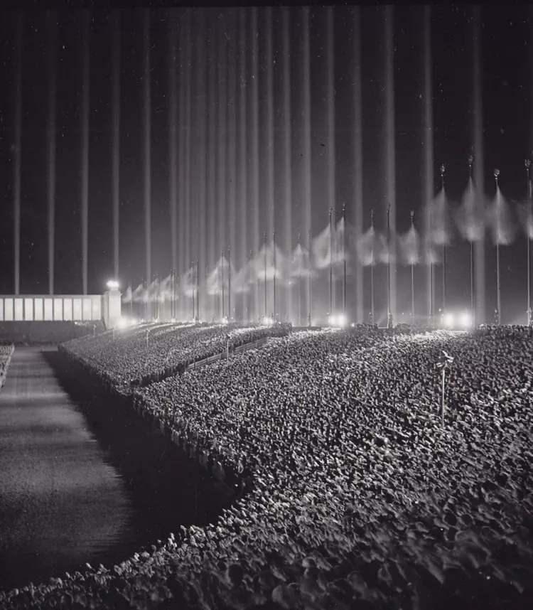 <p>Işık Katedrali'nde yapılan Nazi mitingi (1937)</p>

<p> </p>

