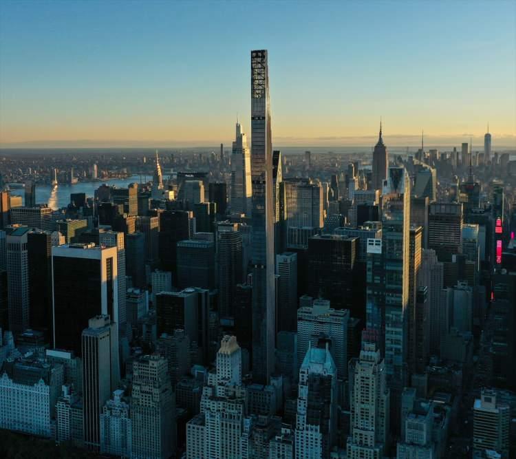 <p>Binayı tasarlayan mimarlık şirketi SHoP, Steinway Tower'ın 24'e 1 yükseklik ve genişlik oranıyla "dünyanın en ince gökdeleni" unvanına sahip olduğuna dikkat çekiyor.</p>
