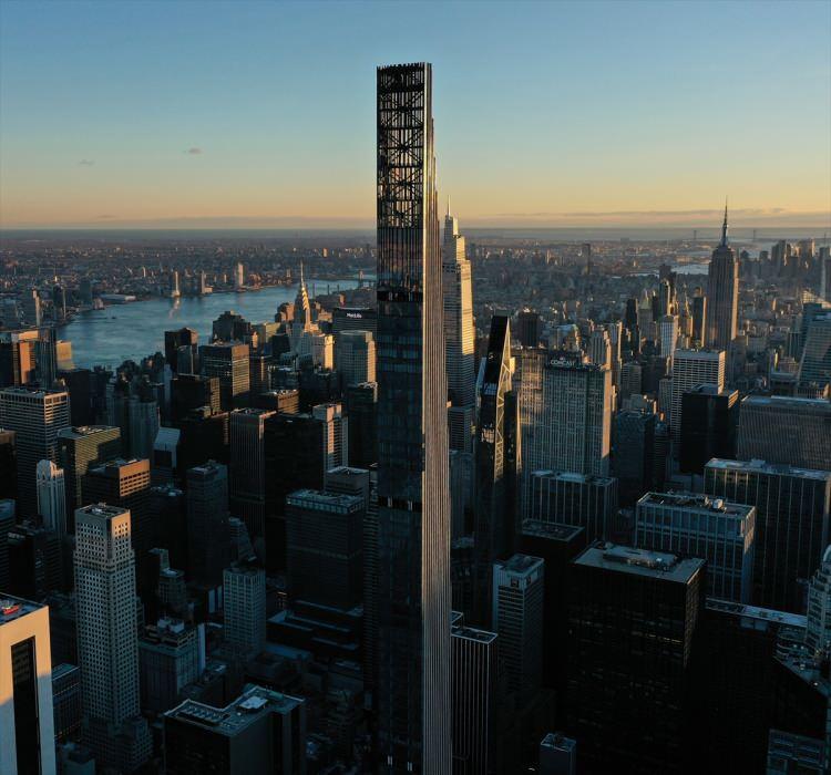 <p>Kamuya a&ccedil;ık kaynaklarda, 111 West 57. Sokak'ta inşa edilen JDS Geliştirme Grubu'na ait binanın yaklaşık 2 milyar dolara mal olduğu kaydediliyor.</p>
