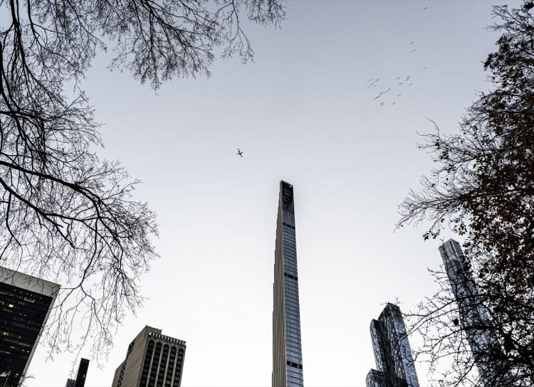 <p>Yaklaşık 13 yıldır New York'ta mimar olarak &ccedil;alışan Fatih Erg&uuml;n,&nbsp;Steinway&nbsp;Tower başta olmak &uuml;zere New York'taki g&ouml;kdelenlerle ilgili AA muhabirine değerlendirmelerde bulundu.</p>

<p>Marin Architects'te tasarım direkt&ouml;r&uuml; olarak &ccedil;alışan T&uuml;rk mimar Erg&uuml;n,&nbsp;Steinway&nbsp;Tower'ı tasarım olarak &ccedil;ok beğendiğini belirterek, "Ancak şehir planlaması &ouml;l&ccedil;eğinden bu binaya baktığımız zaman başka bir hikaye ortaya &ccedil;ıkıyor." dedi.</p>
