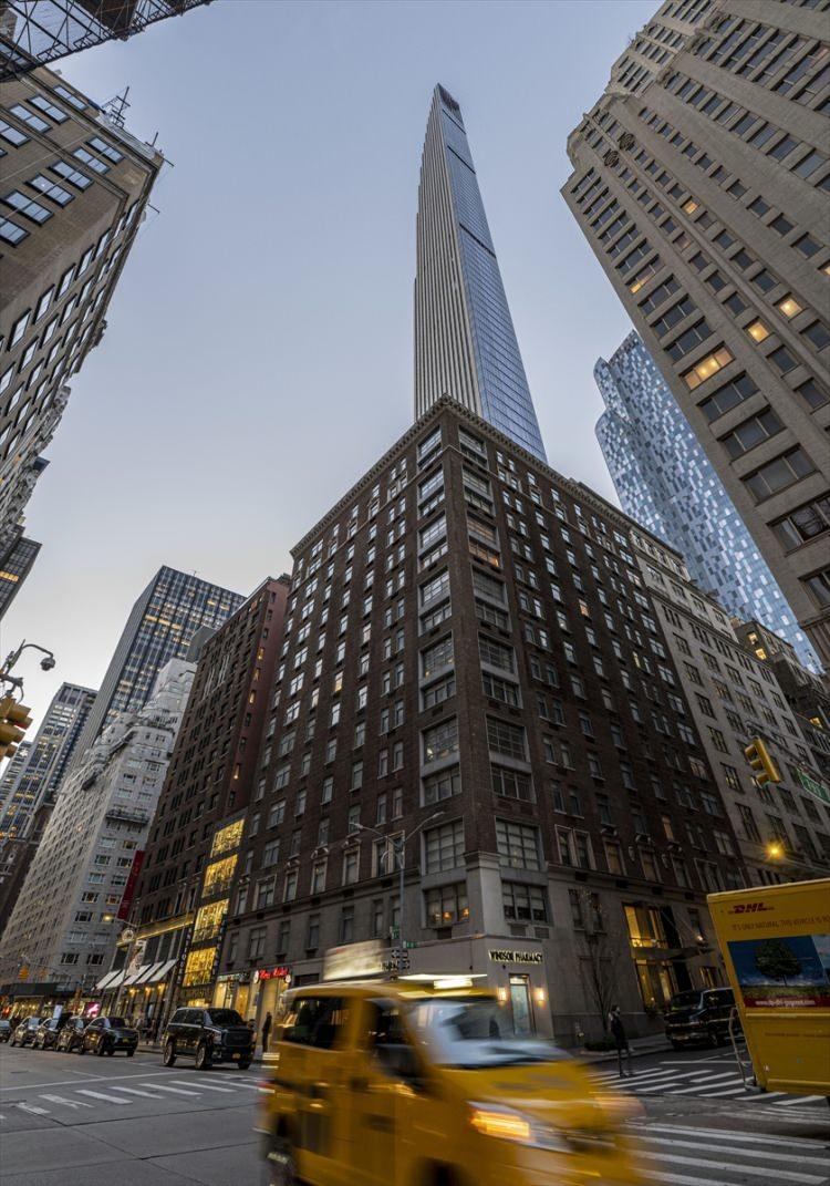 <p>New York Belediyesinin 1970'lerde insanları şehirde tutmak i&ccedil;in uygulanan program kapsamında teşvik i&ccedil;in konut yapılarına belli &ouml;l&ccedil;&uuml;de emlak vergisi muafiyeti getirdiğine dikkati &ccedil;eken Erg&uuml;n, bug&uuml;nk&uuml; l&uuml;ks binaların ayrıca bu imkanlardan da yararlandığına işaret etti.</p>
