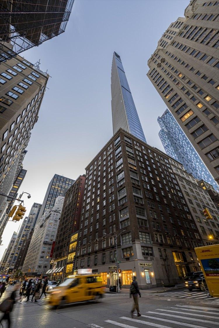 <p>New York'ta arazi sorununun bulunması ve daha karlı olması nedeniyle inşaat sekt&ouml;r&uuml;n&uuml;n y&uuml;ksek l&uuml;ks binalara y&ouml;neldiğini belirten Erg&uuml;n, bu t&uuml;r binaların ortaya &ccedil;ıkışında artık daha gelişmiş inşaat teknolojilerinin kullanılmasının yanı sıra "hava hakkı" denilen imar kodundaki imkandan da yararlanılmasının b&uuml;y&uuml;k etkisi olduğunun altını &ccedil;izdi.</p>

<p>Erg&uuml;n, "Bu binaların b&ouml;yle yukarı &ccedil;ıkabiliyor olmasının en &ouml;nemli nedeni de ayrıca 'hava hakkı' olarak bilinen 'devredilebilir geliştirme hakları'nın, komşu binaların inşa edilmemiş kat hakkının devri ile oluyor. Arsanız k&uuml;&ccedil;&uuml;k olsa bile, civardaki binaların imarda izni bulunan kullanılmamış kat hakkını satın alabiliyorsunuz. Bunlar birleştirilerek b&ouml;yle y&uuml;ksek binalara yapılabiliyor.&rdquo; dedi.</p>
