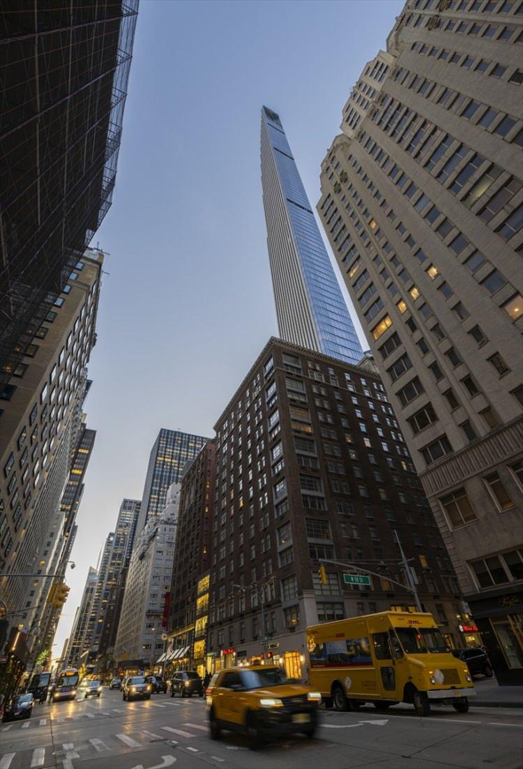 <p>Erg&uuml;n, bu t&uuml;r y&uuml;ksek l&uuml;ks binaların alıcılara muhteşem g&ouml;rsel manzara sunması kadar, &ouml;te yandan r&uuml;zgarlı havalarda s&uuml;rekli sallanması, bundan kaynaklı sık sık yaşanan asans&ouml;r ve sıhhi tesisat sorunları nedeniyle kullanımının da &ccedil;ok pratik olmadığına, hatta bu sebeplerden dolayı daire sahipleri ile m&uuml;teahhitler arasında a&ccedil;ılan davaların basına yansıdığına işaret etti.</p>
