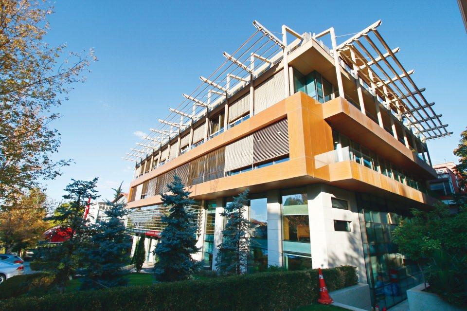 <p>ANAP’lı eski Başbakan Mesut Yılmaz, ikamet ettiği Nenehatun Caddesi'nden bir fotoğraf.</p>
