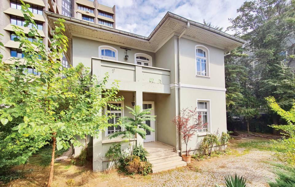 <p>3. Cumhurbaşkanı Celal Bayar’ın Atatürk Bulvarı üzerinde bulunan köşkü</p>
