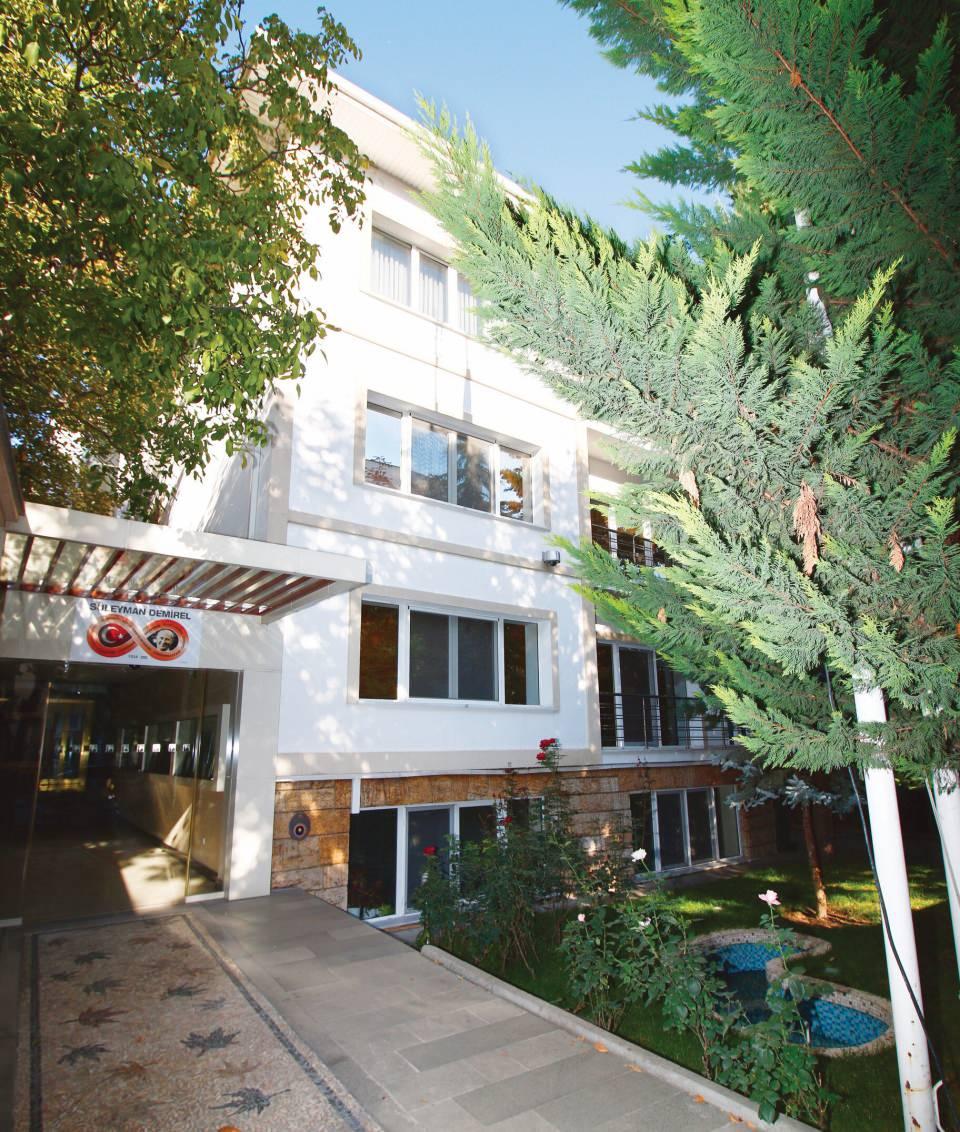 <p>9. Cumhurbaşkanı Süleyman Demirel, 2002’de Çankaya Köşkü’nden ayrıldıktan sonra eşi Nazmiye Demirel ile birlikte Kavaklıdere semtinde Güniz Sokak’taki evinde yaşadı.</p>
