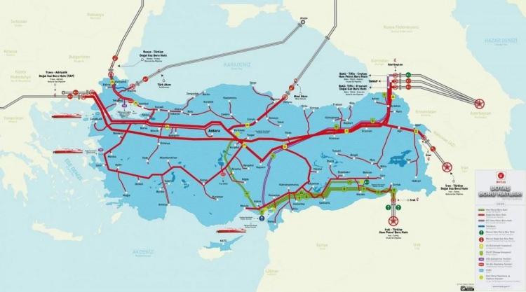 <p>Karadeniz bizim için gelecek vadediyor, daha çok müjde verebileceğimiz bir saha olarak görüyor ve değerlendiriyoruz, biraz sabırlı olursak inşallah o da olacak. Mevcut Sakarya gaz sahasında da rezerv değerlendirme çalışmalarımız da tamamlanmak üzere. Bu çalışmaları uluslararası ekspertiz yapma kabiliyetine, imkânına sahip şirketlere de değerlendiriyoruz. İlk gelen veriler de bizim 540 milyar metreküplük doğalgaz verisini belki yukarı yönlü güncelleme ihtiyacını da doğurabileceği yönünde” dedi. </p>
