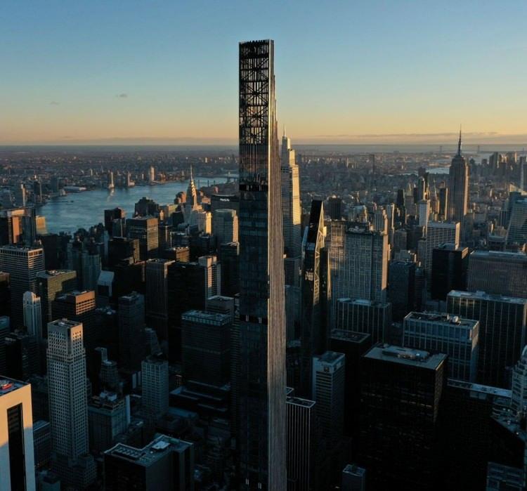 <p>Binanın tasarım, mühendislik ve inşaatta "çağdaş yaratıcılık" ile New York şehrinin savaş öncesi Altın Çağ mimarı tasarımını en iyi şekilde bir araya getirdiği yorumları yapılıyor.</p>
<p> </p>