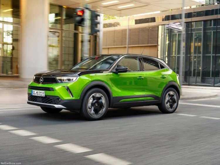 <p>Apple CarPlay ve Android Auto uyumlu multimedya sistemleri sesli komut özelliği ile hayatı daha da kolaylaştırıyor.</p>