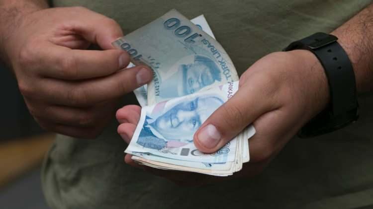 <p>Bakan Bilgin'in sözleri de bu grupta yer alanları kapsıyor. Maliyetin çok daha yüksek olmaması ve aralık ayında borçlanma için mutlaka başvuruda bulunulması gerekiyor. EYT dışında kalanlar da prime göre kademeli olarak emekli olacak.</p>
