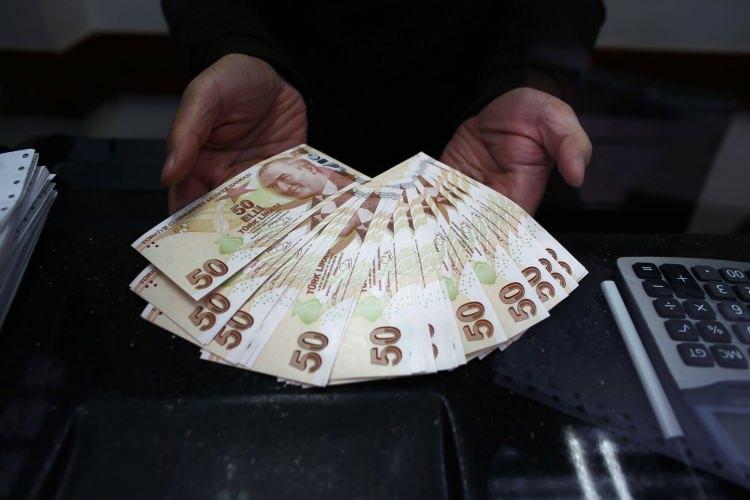 <p>SSK'lı çalışan kadınlar 20, erkekler 25 yılda 5000 günle emekli olacak. Devlet memurları da Bağ- Kur'lular gibi kadında 7200, erkekte 9000 günle emekli olacak.</p>