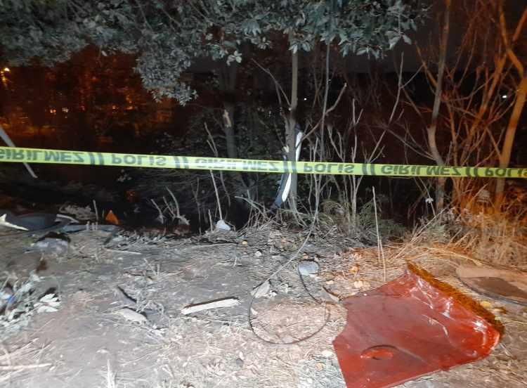 <p>Polis ekipleri yaptıkları incelemede, otomobilde hayatını kaybedenlerin polis memuru O.K. ve arkadaşı T.U. olduğunu belirledi. </p>