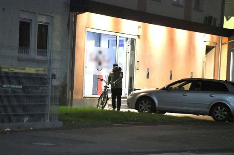 <p>HAKKINDA 3 AYRI YAKALAMA KARARI VAR</p>
<p>FETÖ üyeliğinden Adana 11 Ağır. Ceza Mahkemesi ve 2. Ağır ceza mahkemesi ve Bakırköy 3. Sulh Ceza Hakimliği tarafından Silahlı Terör Örgütüne Üye Olma, Devletin Güvenliğine İlişkin Gizli Belgeleri Temin Etme, Tehdit suçlarından yakalama kararı bulunuyor.</p>