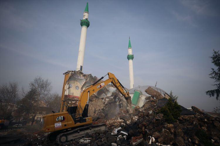 <p>Öte yandan ilçede ağır hasarlı diğer binaların ise gelecek günlerde yıkılması planlanıyor.</p>