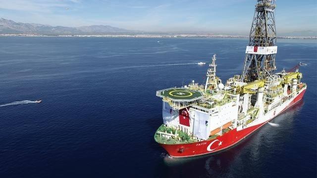 <p>Türkiye'nin çalışmalarını sürdürdüğü son keşiflere de değinen Dönmez, "Hedefimiz cumhuriyetin 100. yılında yerli gazımızı milletimizle buluşturmaktır. Kara alanlarında yapılan çalışmalarda son 3 yılda toplam 223 milyon varil petrol eşdeğeri yeni rezerv bulunmuştur" değerlendirmesini yaptı.</p>
