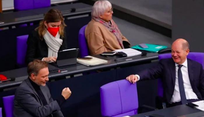 <p>Geçtiğimiz aylarda kamu binalarında ısınma ve elektrik tasarrufuna gidileceğini açıklayan Almanya'da, son olarak Almanya Federal Parlamentosu Bundestag'da, kaloriferlere 18 derece sınırı getirilince milletvekillerinin sıra dışı görüntüleri gündeme damga vurdu.</p>