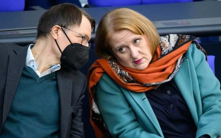 <p>Birçok milletvekili, üşüdükleri için parlamento binasına eldiven, atkı, bere gibi kışlık aksesuar takarak geldi. Çok üşüdükleri için durumdan şikayet eden milletvekillerinin birçoğunun ise hasta olduğu belirlendi.</p>
<p> </p>