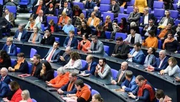 <p>ATKILI PARLAMENTO</p>
<p>Türkiye enerji krizinden minimum etkilenerek yoluna devam ederken hafta başında gelen görüntüler Almanya'da da krizin etkilerinin açıkça hissedildiğini gösterdi.</p>
