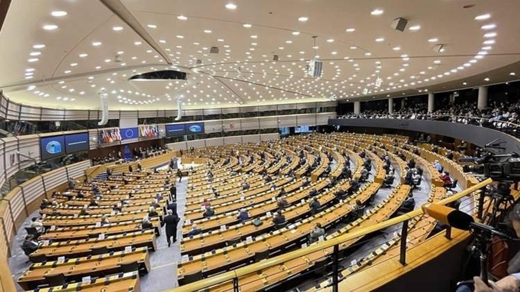 <p>Kurum çalışanları kaloriferlerin kapalı olduğu zamanlarda ofislerinde çalışmayı sürdürebilecek.</p>
<p>Ayrıca, AP'nin Brüksel ve Strazburg'daki binalarının ısısı 19 dereceyi geçmeyecek.</p>
<p>Çalışma saatlerinde iç aydınlatmalar kısılacak. Akşam saatlerinde binaların dış aydınlatmaları kapatılacak veya sınırlandırılacak.</p>