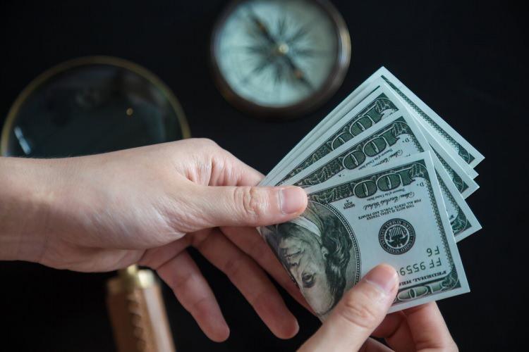 <p>Euro dolar paritesi 1.0472 seviyesinde. Bir düzeltmeden sonra tekrar yoluna devam edeceğini tahmin ediyorum. Brent petrol varili 83-90 aralığında dengelenmeye çalışıyor. Trend yukarı."</p>