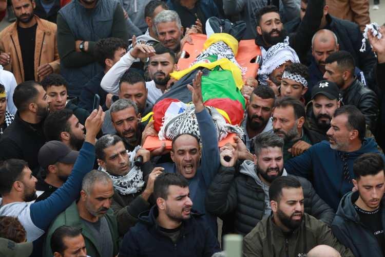 <p>Ramallah Tıp Kompleksi önünden kaldırılan Raid en-Nasan'ın naaşı, kılınan cenaze namazının ardından kentin kuzeydoğusunda yer alan El-Mugir köyündeki kabristanlığa defnedildi.</p>
