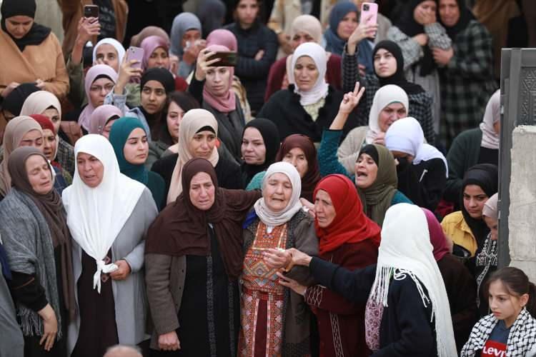 <p>Filistin Sağlık Bakanlığı, dün yaptığı yazılı açıklamada, Ramallah'ın kuzeydoğusundaki El-Mugir köyünde Filistinli bir gencin göğsünden vurularak öldürüldüğünü belirtmişti.</p>
