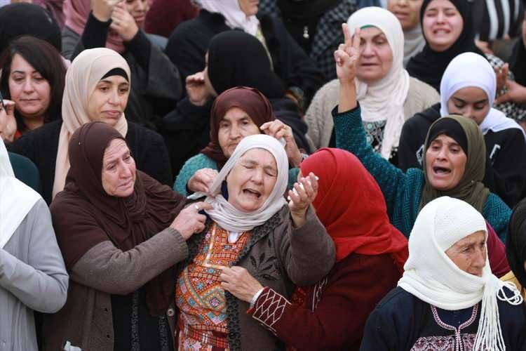<p>Görgü tanıkları, Mugir köyüne baskın düzenleyen İsrail askerlerinin onlarca Filistinliye karşı gerçek mermi ve göz yaşartıcı gaz kullandığını aktarmıştı.</p>
