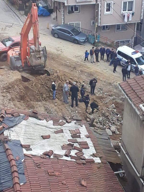<p>İhbar üzerine olay yerine gelen polis ekipleri, mezarda kafatası ve iskelet kemiklerini görmesi üzerine olay yeri inceleme ekipleri olay yerine geldi. Yapılan çalışmalar sonrasında savcılık talimatıyla olay yerine arkeolog çağrıldı. Arkeoloğun incelemelerin ardından iskeletin kaç yıllık olacağının ortaya çıkacağı bilgisine ulaşıldı. Öte yandan olayı duyan vatandaşlar şoke olurken, ekiplerin çalışmalarını izledi. Kafatası ve iskeletin bulunduğu alan ise tahta parçalarıyla geçici olarak kapatıldı. </p>

