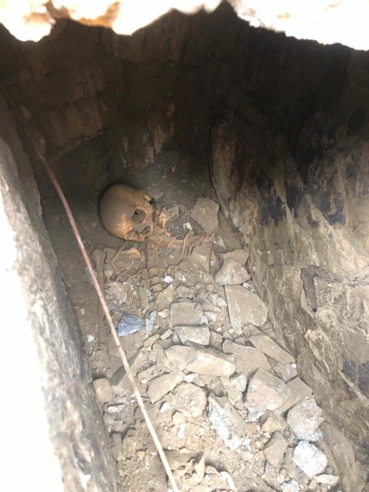 <p>İstanbul Kağıthane'deki bir alanda kepçeyle kazı yapıldığı sırada içerisinde kafatası ve insan iskeletinin olduğu bir mezar bulundu. Savcılığın dahil olduğu olayda kemiklerin incelenmesi için arkeologlar görevlendirildi.</p>
