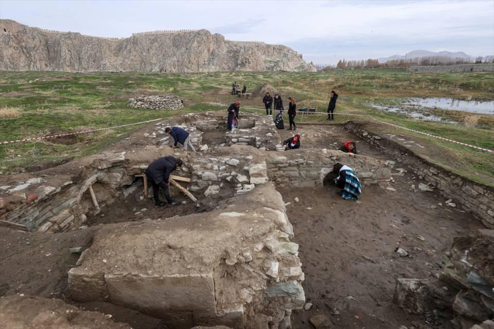 <p>Çok güçlü olan sanat tarihi ve arkeoloji bölümlerimiz, kazı ve restorasyon çalışması yapıyor. Burada kamu binaları, çarşılar, yürüyüş yolları vardı. Şu anda bunların yerleri tespit ediliyor. </p>
